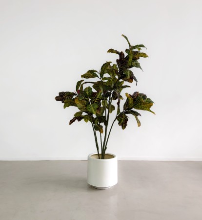 PLANTA CROTON ARTIFICIAL + MACETA FIBRA DE VIDRIO BLANCA